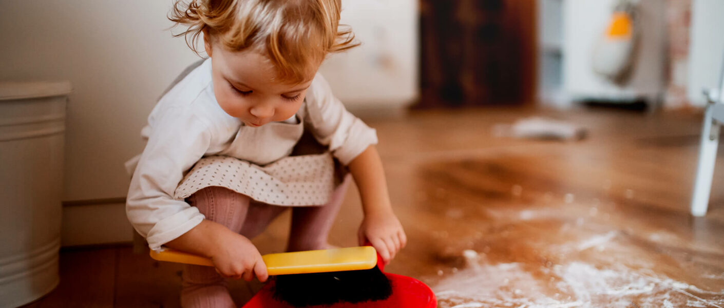 bambina aiuta in casa