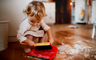 bambina aiuta in casa