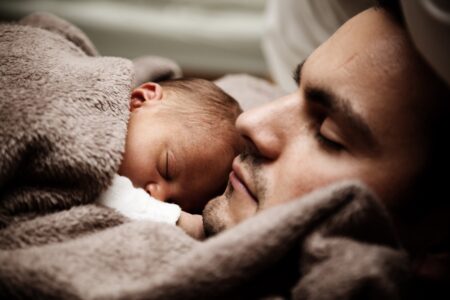 Papà e bambino dormono