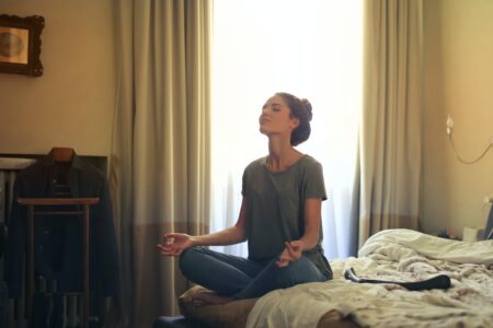 mamma meditazione sul letto