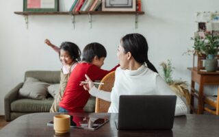 mamma che lavora con bambini dietro