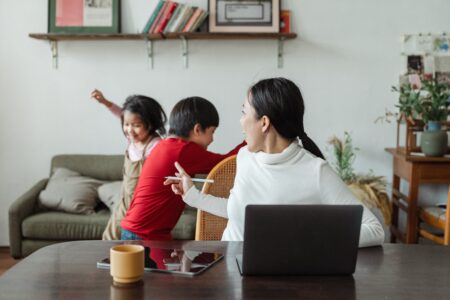 mamma che lavora con bambini dietro