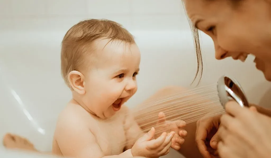 mamma e bimbo bagnetto