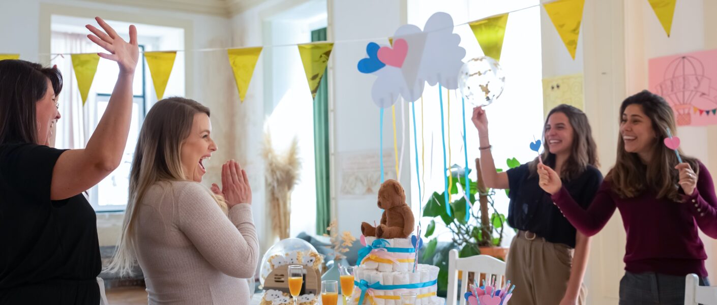 donne che festeggiano un baby shower