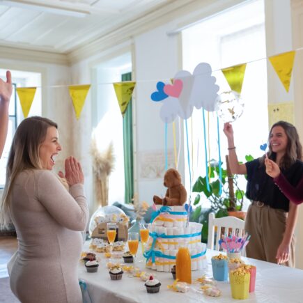 donne che festeggiano un baby shower