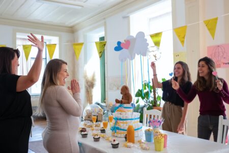 donne che festeggiano un baby shower