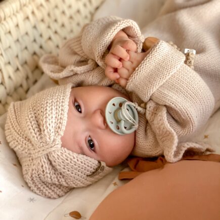 neonata con ciuccio