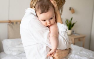 Mamma con bambino in bracio.