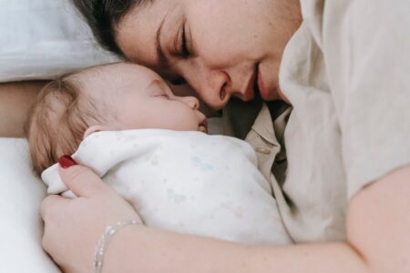 Mamma e neonato con swaddle