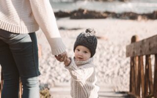 mamma e bambino in spiagga in inverno