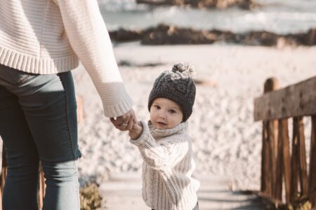 mamma e bambino in spiagga in inverno